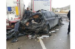 Hurdaya dönen araçta yaralı kurtuldu