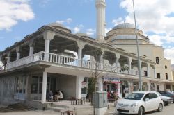 Davutoğlu’ndan yapımı devam eden camiye destek