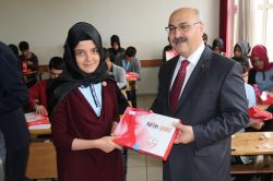 Bingöl’de öğrencilere tablet dağıtıldı