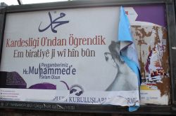 Peygambere sevgi içerikli afişlerin tahrip edilmesine tepki