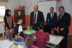 Vali Köşger,  İşitme Engelliler Okulunu ziyaret etti