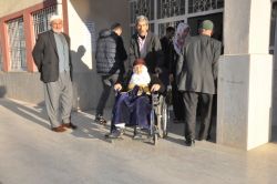 Tekerlekli sandalye ile oy kullanmaya gitti