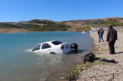 Kontrolden çıkan otomobil baraja uçtu