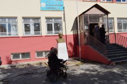 Engelli seçmen sandık başına gitmeyi ihmal etmedi