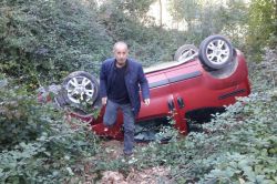 Kocaeli’de otomobil dereye uçtu: 2 yaralı