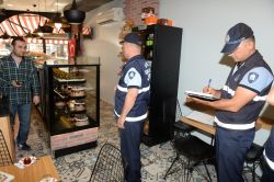 Zabıtalar okul çevresindeki iş yerlerini denetledi