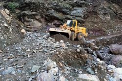 Heyelan nedeniyle kapanan köy yolları açıldı‏