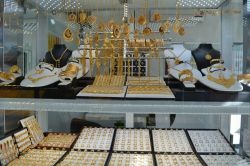 Altın fiyatları düştü satışlar arttı