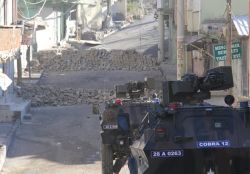 Silvan'da yaşanan çatışmalarda bir polis ağır yaralandı