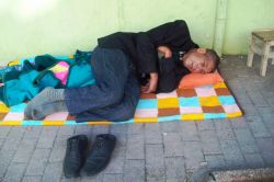 Kimsesiz adamın sokaktaki yaşam mücadelesi