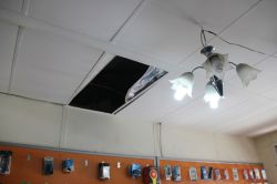 Minibüs terminalinde telefoncu dükkânını soydular