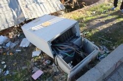 Kırılan elektrik panosu tehlike saçıyor