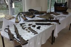 Bitlis'in Tatvan İlçesi'nde ev baskınlarında mühimmat ele geçirildi