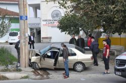 Kontrolden çıkan otomobil elektrik direğine çarptı