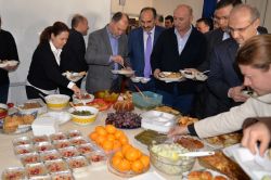 Yaptıkları yemekleri satın alarak öğrencilere burs sağlıyorlar