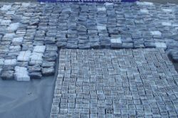 Çok sayıda kaçak telefon ve sigara ele geçirildi