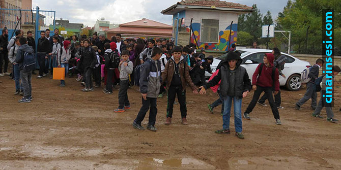 Midyat’ta öğrencilerin çamur çilesi bitmiyor