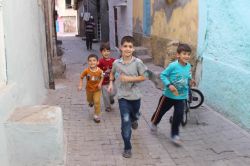 Hendekler arasında hayata gülümseyen çocuklar