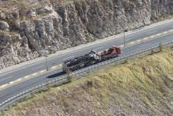 Mardin’de ham petrol yüklü tanker devrildi