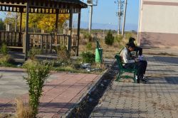 Temizlik personeli olmadığı için okul bahçesi çöpten geçilmiyor