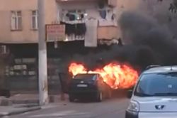 Diyarbakır’da  park halindeki araç birden alev aldı