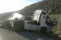 Doğubayazıt bir TIR istinat duvarına çarptı