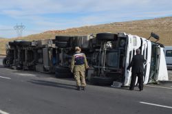 Hilvan’da TIR devrildi: 1 yaralı