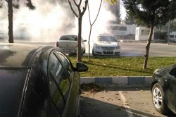 Batman’da park halindeki araç alev aldı