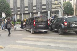 Yaya geçidini resmi araç park yeri yaptılar