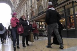 İtalyanlardan peçeli kadına hakaret