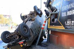 Kırmızı ışıkta geçen zırhlı araç kazaya neden oldu