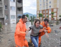 Çocukları için su dolu eve girmek istedi -video