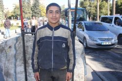 Çocuk yaşta ailelerini geçindiriyorlar