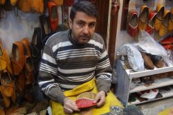 Unutulmaya yüz tutan yemeni mesleğini çocuklarına öğretiyor