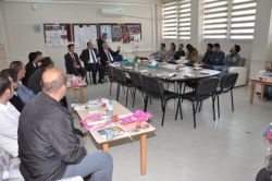 Milli Eğitim Müdürü öğretmenlere karanfil verdi