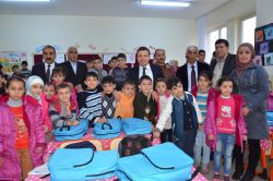 Batman’da Suriyeli öğrencilere kırtasiye ve giyim yardımı