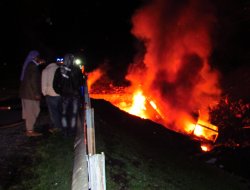 İdil’de PKK'li grup yol kesip 2 TIR’ı  yaktı