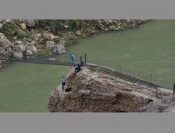 Köprüde mahsur kalan keçiyi vatandaşlar kurtardı