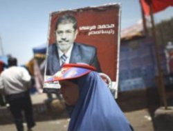 Sorunlar ile komplolar arasında Mursi