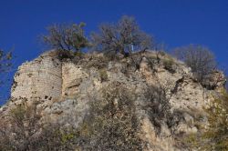 Kozluk’un tarihi kalesi ilgisizlikten yok olmaya yüz tuttu