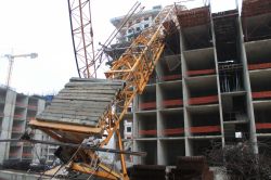 Devrilen vincin altında kalan operatör can verdi