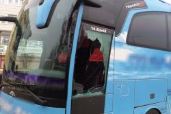 PKK’lilerin barikat yaptığı araçlar zarar gördü