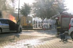 Siverek’te bir otomobil seyir halindeyken alev aldı