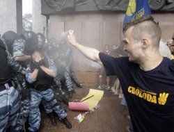 Bu kez göstericiler biber gazı sıktı