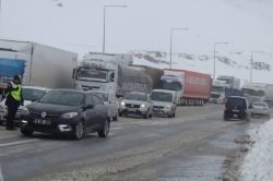 Kar yağışı nedeniyle yüzlerce TIR mahsur kaldı
