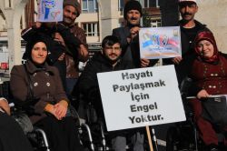 Dünya Engelliler Gününde engellere takıldılar