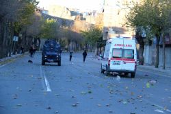 Sur’daki çocuklar yasağa ve çatışmalara aldırış etmiyor