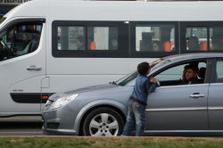 Cam silen çocuklar trafikteki tehlikeyi umursamıyor