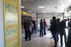 Halk, PTT işlemleri için saatlerce ayakta bekliyor