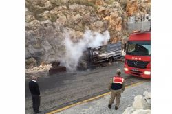 Seyir halindeki kamyonet alev aldı